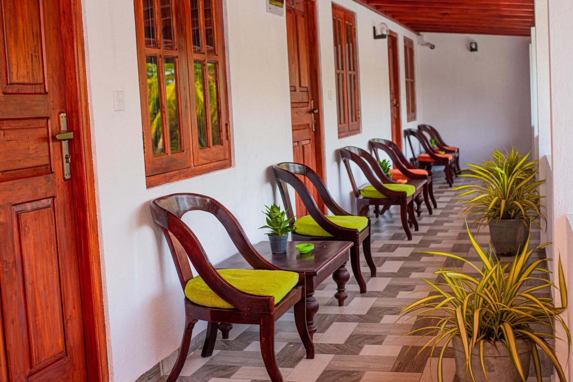 Sundowners Guesthouse Hikkaduwa Extérieur photo