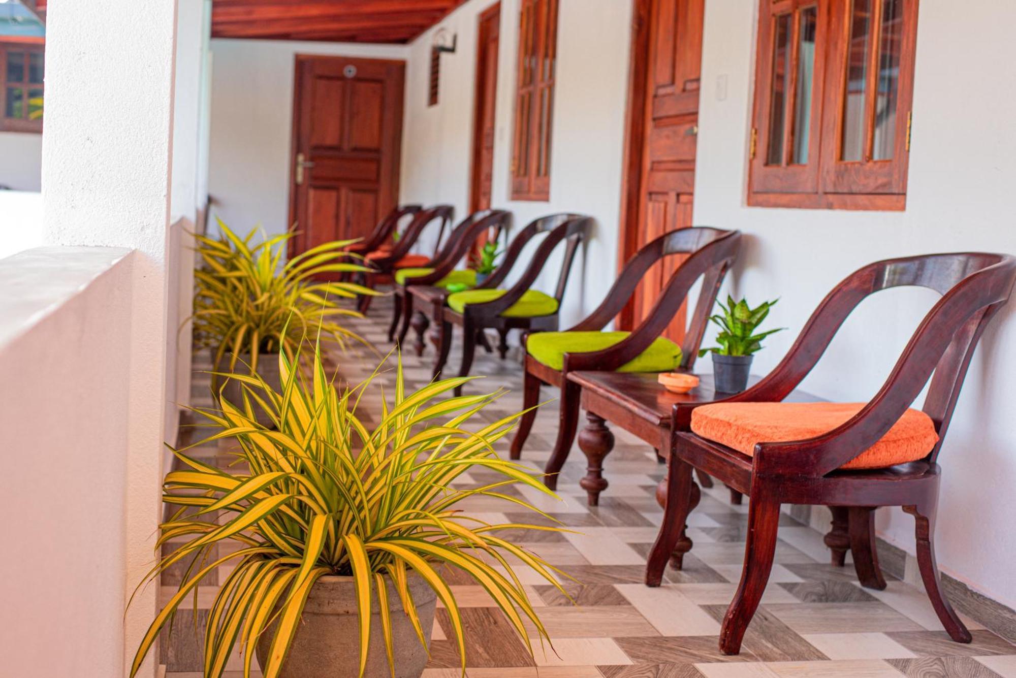 Sundowners Guesthouse Hikkaduwa Extérieur photo