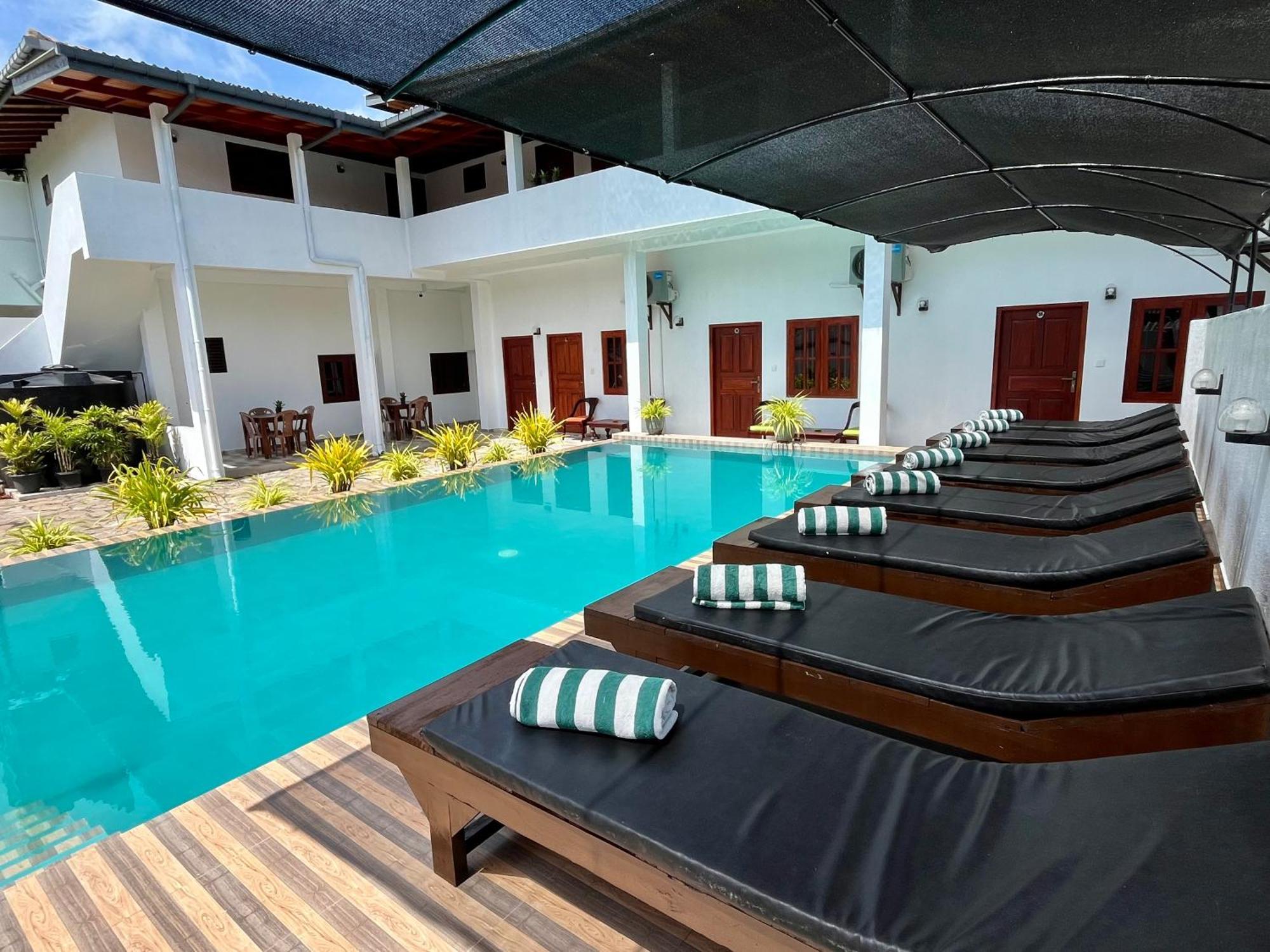 Sundowners Guesthouse Hikkaduwa Extérieur photo